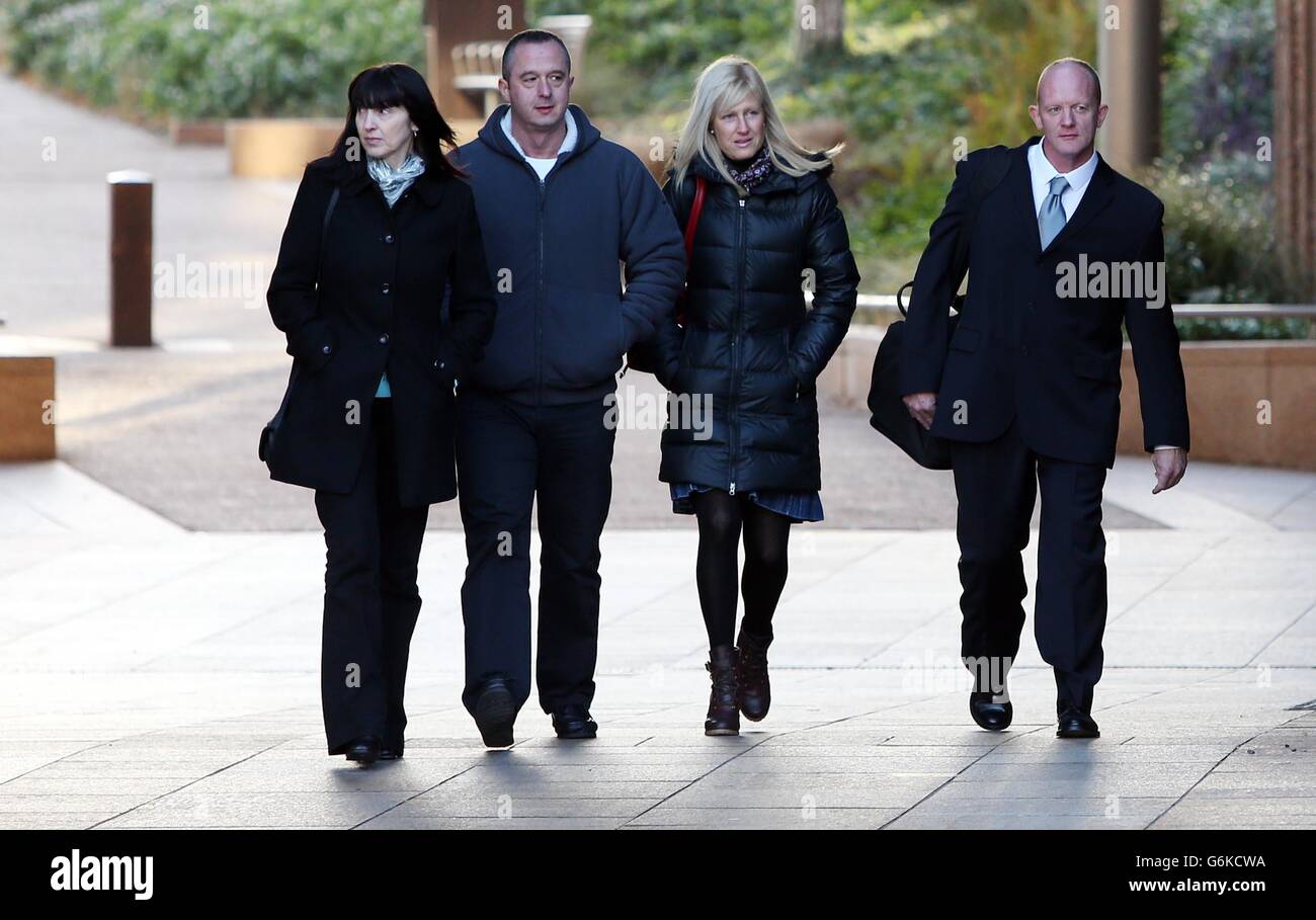 Der ehemalige Feuerwehrmann Anthony Murray (ganz rechts) aus Orrell, der einen Versicherungsbetrug arrangiert hatte, bei dem er seinen &pound;47,000 BMW abfackste, kommt am Liverpooler Crown Court an. Stockfoto