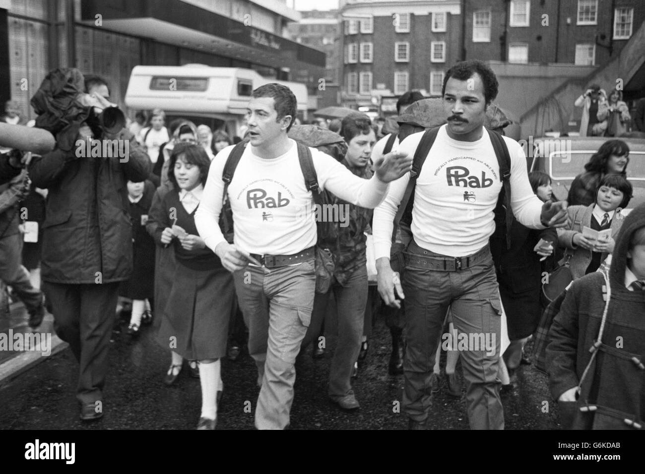 Der TV-Schauspieler Lewis Collins (links) von den Profis und der Boxer John Conteh, beide aus Liverpool, verlassen London zu einem gesponserten Spaziergang in ihre Heimatstadt. Stockfoto