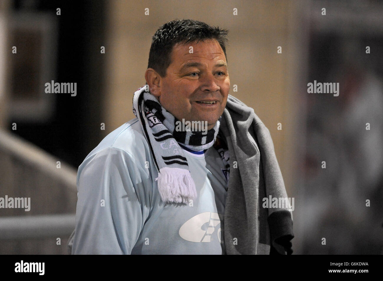 Ein Fan von Coventry City wartet darauf, dass das Spiel auf den Tribünen beginnt Stockfoto