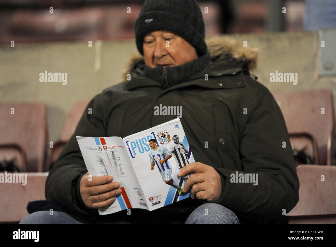 Fußball - Sky Bet League One - Coventry City / Rotherham United - Sixfields Stadium. Ein Coventry City-Fan liest das Spieltagsprogramm vor dem Anpfiff auf den Tribünen Stockfoto