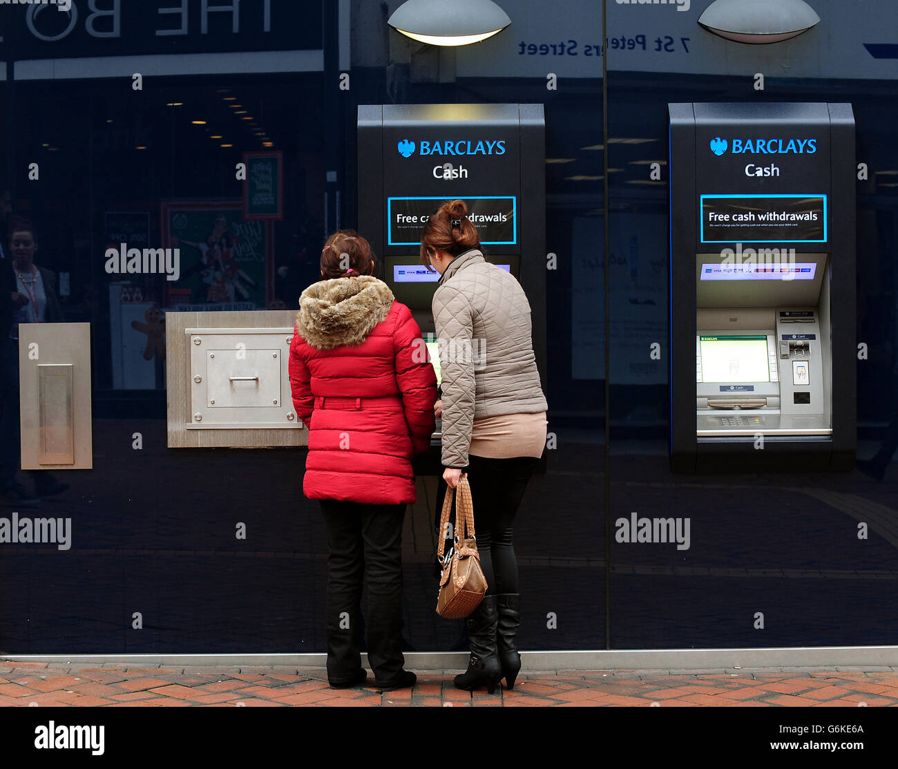 Eine allgemeine Ansicht der Barclays Bank Geldautomaten in Derby. Stockfoto