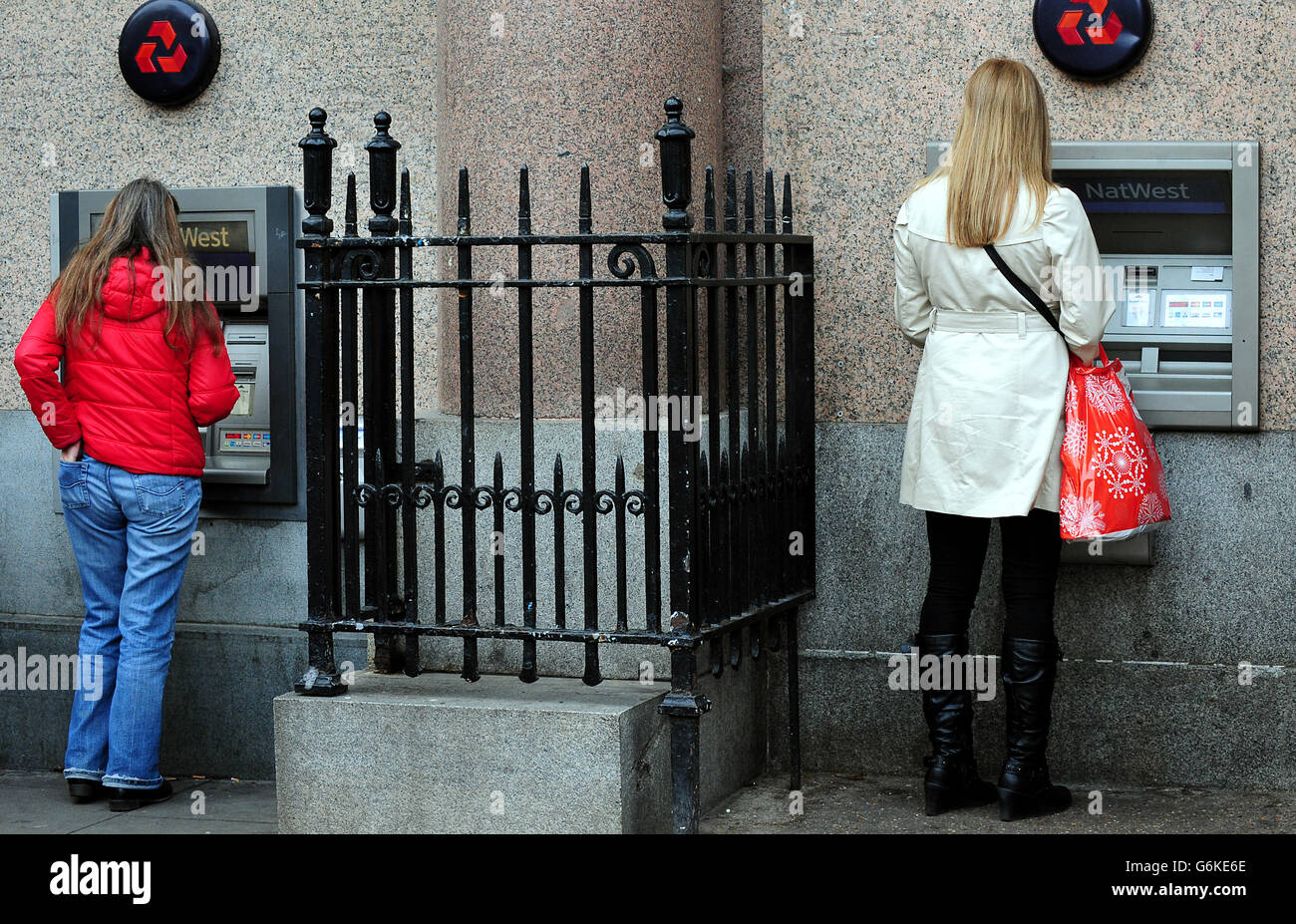 Ein allgemeiner Blick auf die Geldautomaten der NatWest Bank in Derby. Stockfoto