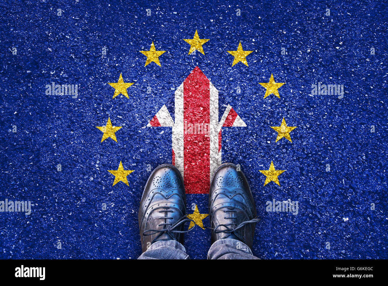 Austritt, Fahnen im Vereinigten Königreich und der Europäischen Union auf Asphaltstraße mit Beinen Stockfoto