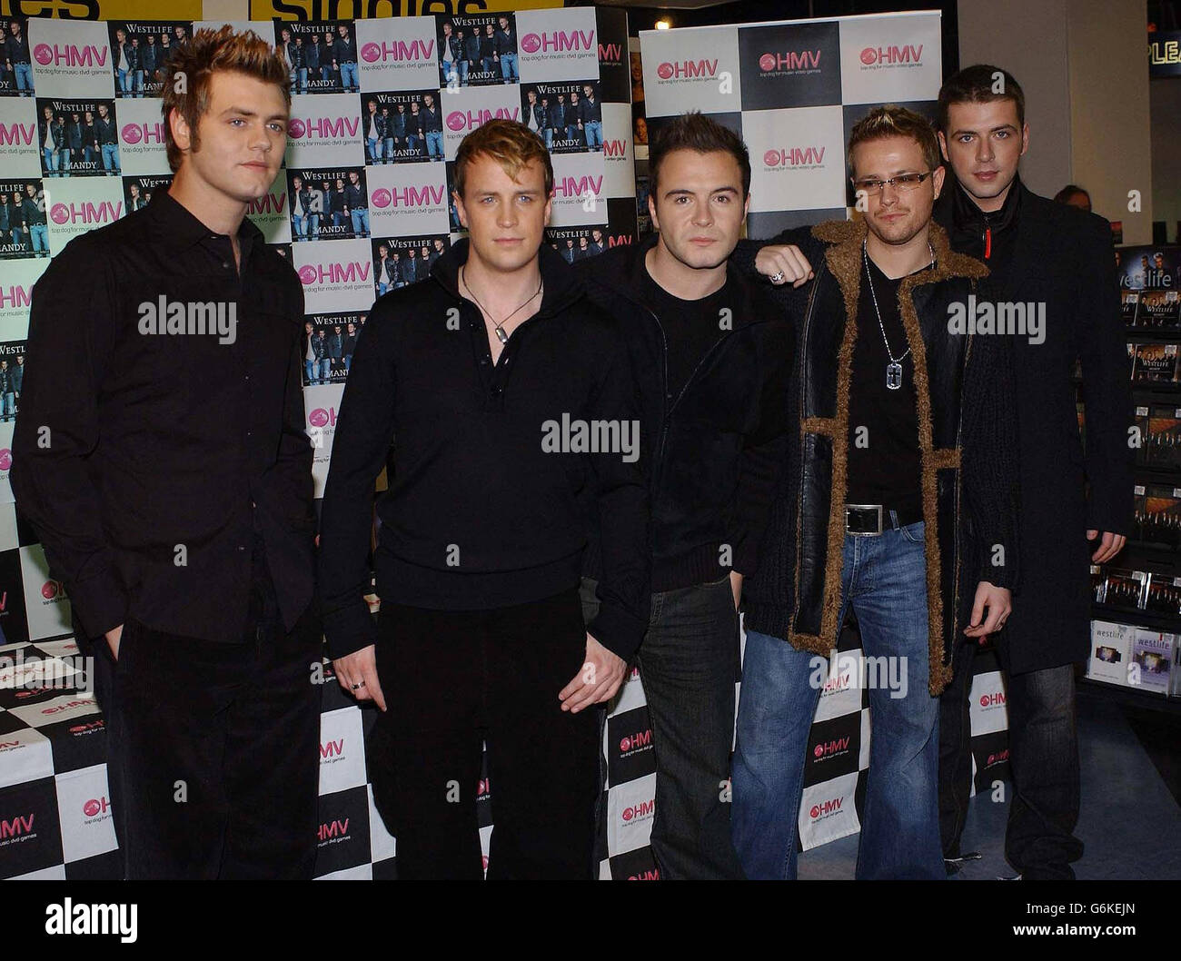 Boyband Westlife während einer Fotocall- und Plattenunterzeichnung zur Veröffentlichung ihrer neuen Single 'Mandy', die heute im HMV Trocadero, Piccadilly Circus, im Zentrum von London, veröffentlicht wird. Mandy war ursprünglich ein Hit für Barry Manilow im Jahr 1975. Stockfoto