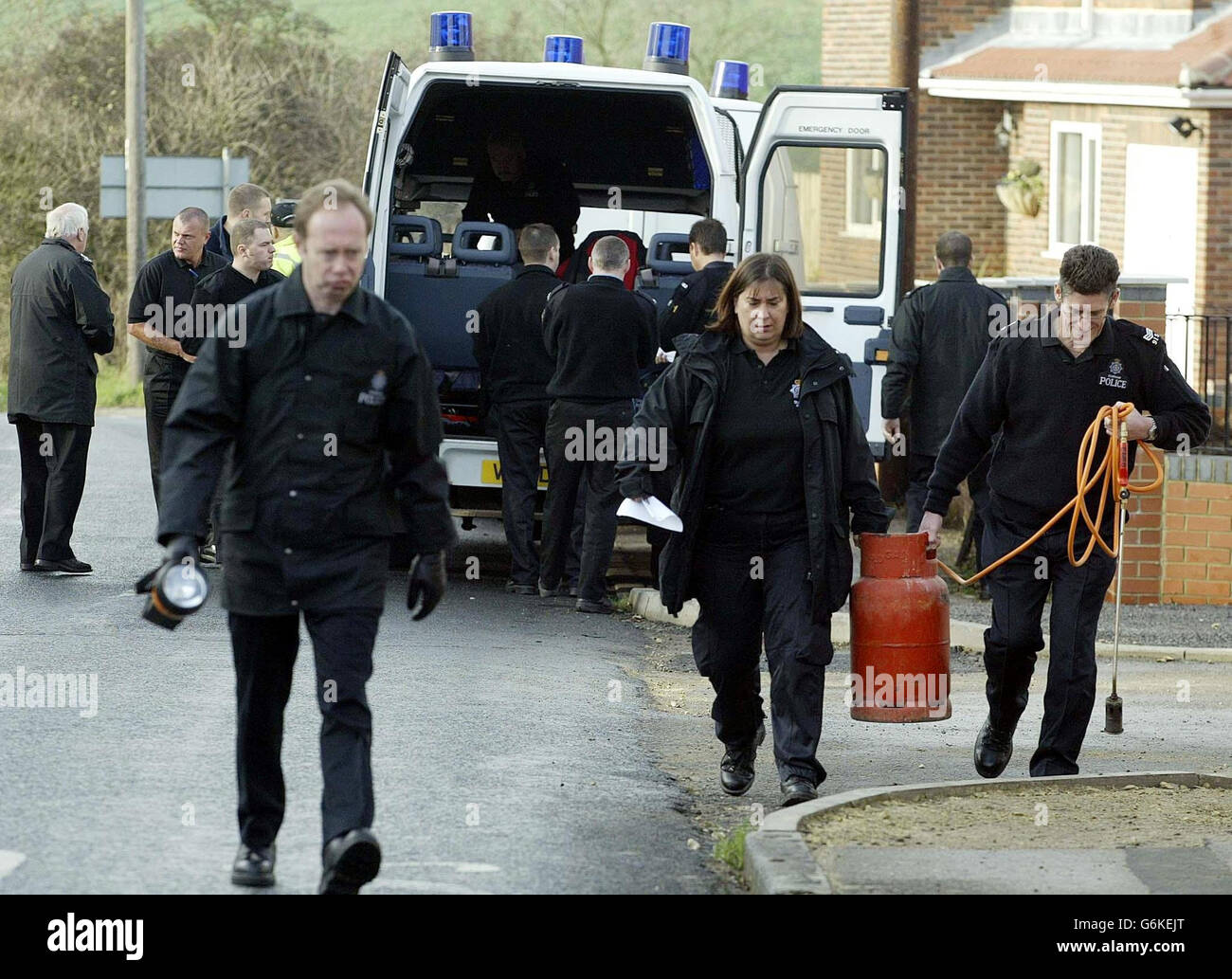 Die Kontrollabläufe der Polizei werden vor dem Haus des britischen Premierministers Tony Blair in Trimdon, Grafschaft Durham, versiegelt, wo der Präsident der Vereinigten Staaten, George Bush, voraussichtlich diese Woche zu Besuch sein wird. Sicherheitschefs wurden vor dem Besuch von Bush in die zweithöchste Terroralarmierung Großbritanniens gebracht, mit 5,000 Polizeibeamten und Hunderten von US-Agenten, nachdem sie vor einem Angriff nordafrikanischer al-Qaida-Aktivisten gewarnt wurden, die angeblich nicht mit der Reise in Verbindung stehen. Stockfoto