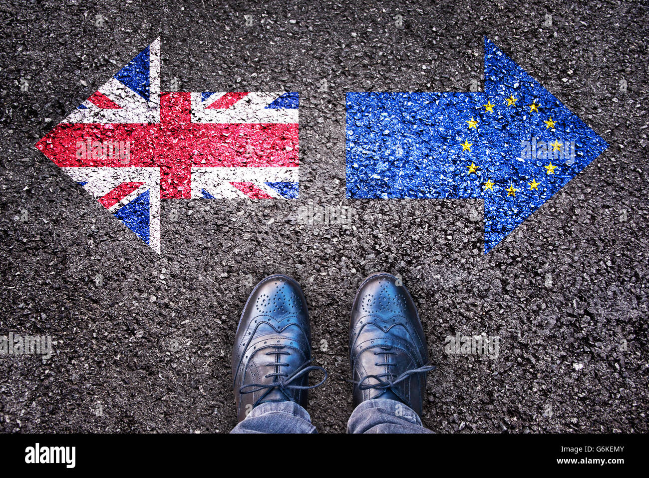 Austritt, Fahnen im Vereinigten Königreich und der Europäischen Union auf Asphaltstraße mit Beinen Stockfoto