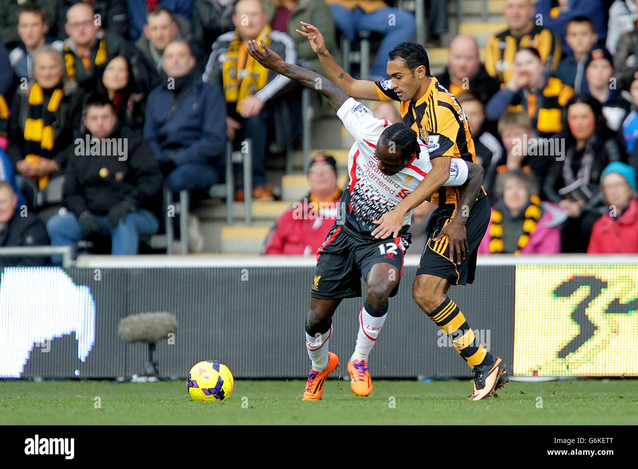 Ahmed Elmohamady von Hull City und Liverpools Victor Moses kämpfen um den Ball. Stockfoto