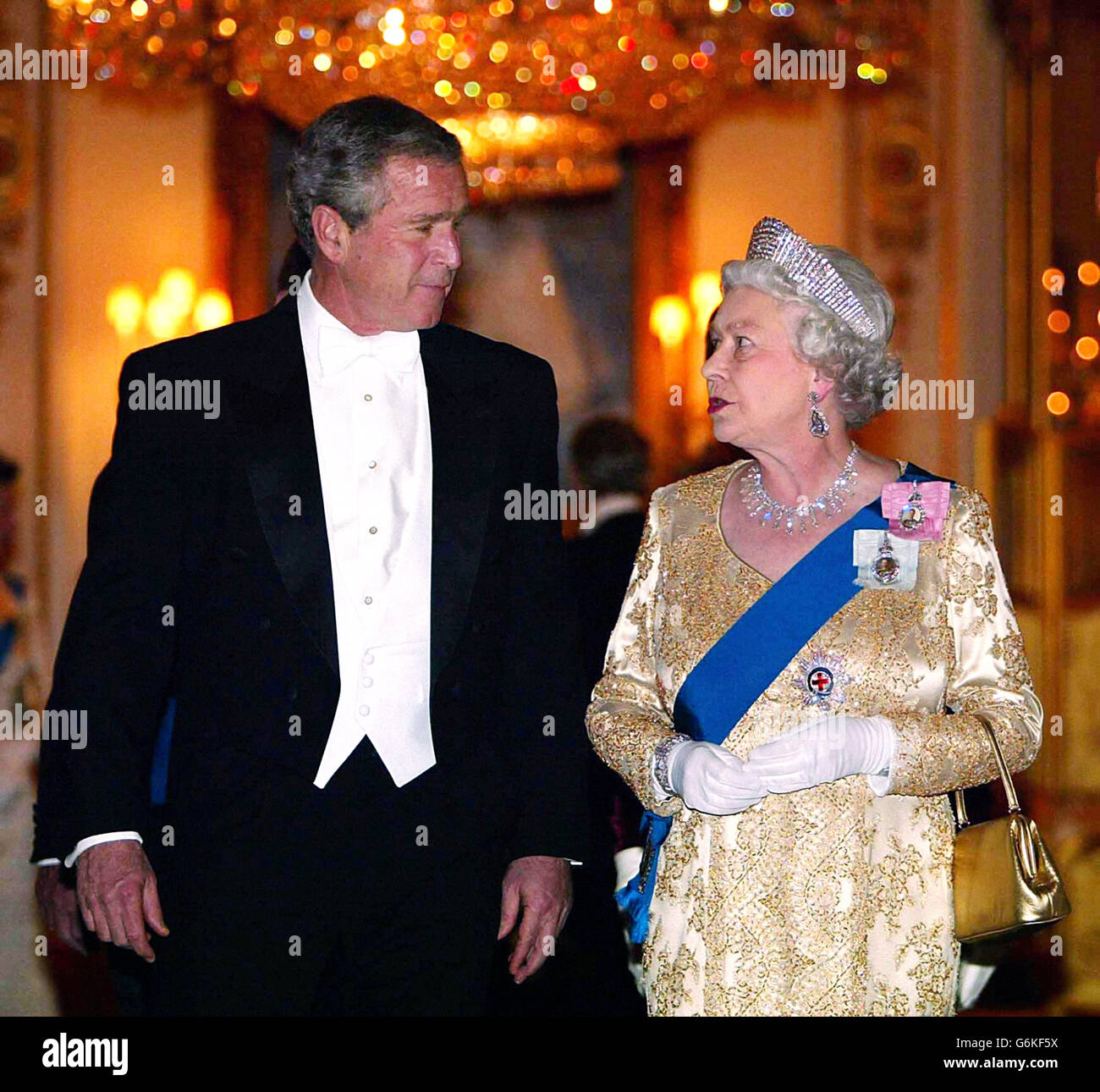 Die britische Königin Elizabeth II. Kommt mit US-Präsident George Bush zum Staatsbankett im Buckingham Palace zu Ehren des US-Präsidenten, Am ersten Tag seines viertägigen Staatsbesuchs in Großbritannien * teilte die Königin Präsident George Bush mit, dass Großbritannien und Amerika fest entschlossen sind, den Terrorismus zu besiegen. Stockfoto
