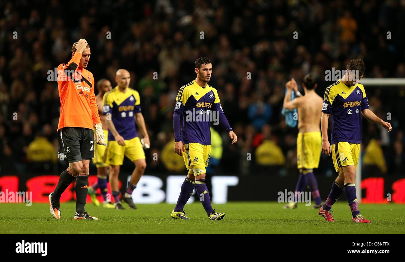 (Von links nach rechts) Gerhard Tremmel von Swansea City, Alejandro Pozuelo und Ben Davies gehen nach dem Spiel vom Platz Stockfoto