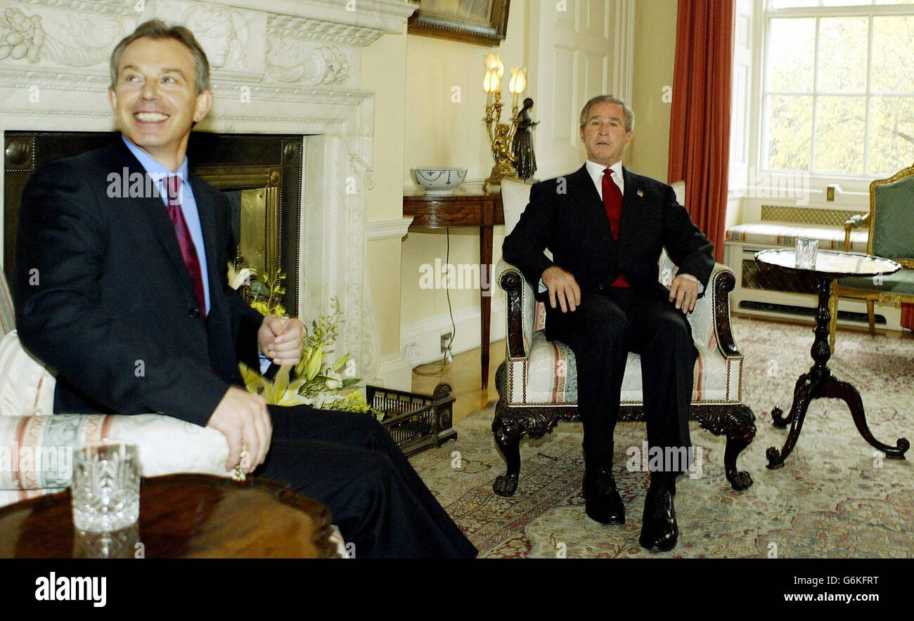 Der britische Premierminister Tony Blair (L) lächelt vor einem Treffen mit US-Präsident George Bush in der offiziellen Residenz des Premierministers in der Londoner Downing Street, vor Gesprächen, einer Pressekonferenz und einem Mittagessen. Die Sicherheit in der Hauptstadt bleibt weiterhin streng, da Tausende von Demonstranten erwartet werden, am zweiten Tag des Staatsbesuchs des Präsidenten an einer riesigen Antikriegsdemonstration teilzunehmen. Stockfoto