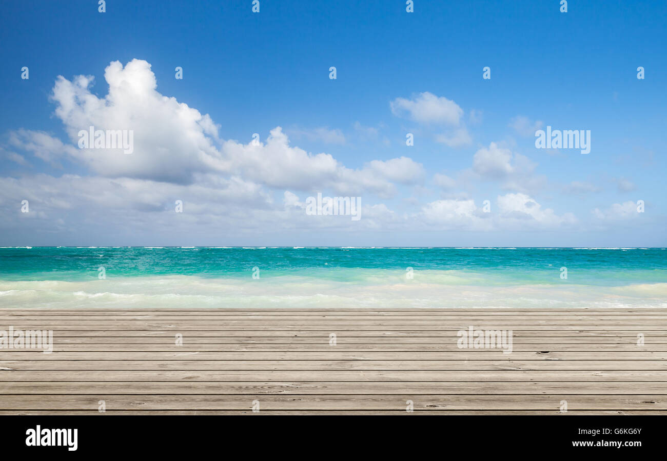 Holzsteg mit hellen Ozean Seelandschaft auf einem Hintergrund Stockfoto