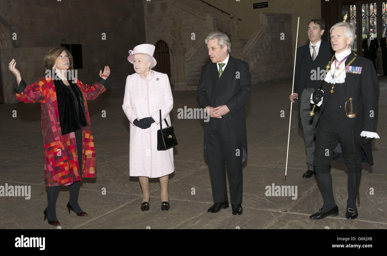 (Von links nach rechts) Baroness D'Souza, Queen Elizabeth II und Commons-Sprecher John Bercow im Palace of Westminster beim Betrachten des Diamond Jubilee Window, das im Großen Fenster der Westminister Hall installiert wurde. Stockfoto