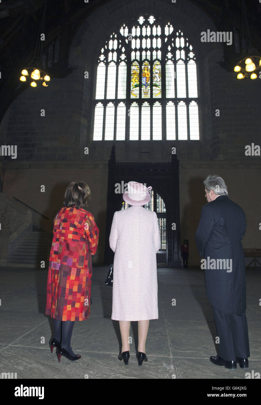 (Von links nach rechts) Baroness D'Souza, Queen Elizabeth II und Commons-Sprecher John Bercow im Palace of Westminster beim Betrachten des Diamond Jubilee Window, das im Großen Fenster der Westminister Hall installiert wurde. Stockfoto