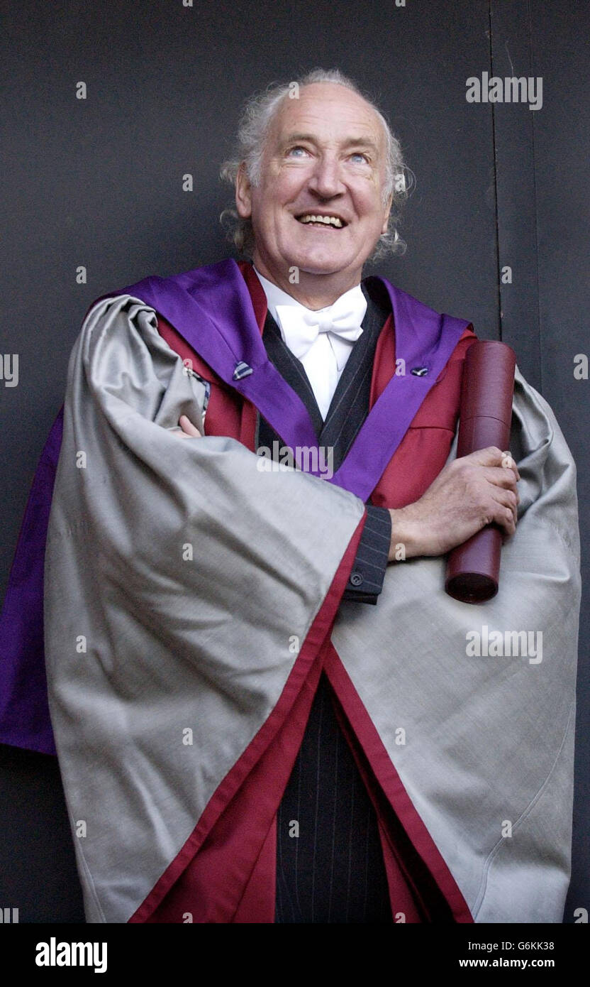 Prof. Gordon McVie, eine führende internationale Behörde für Krebsforschung und -Behandlung, mit seinem Ehrendoktor für Wissenschaft, den er von der Napier University in Edinburgh erhielt. Stockfoto