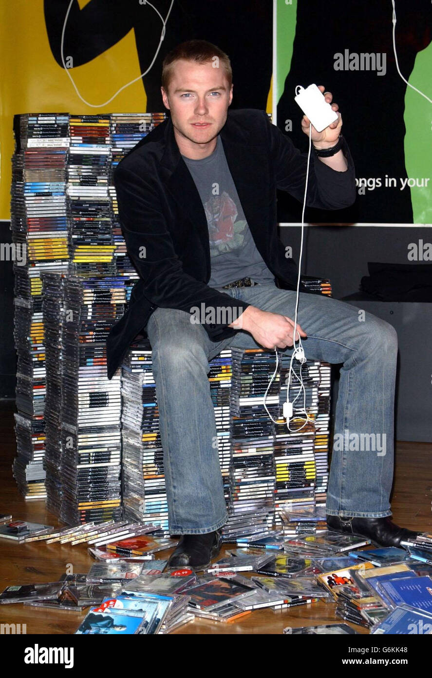 Sänger Ronan Keating mit dem neuen 40 GB Apple iPod, der 10,000 Songs im Virgin Megastore in der Londoner Oxford Street enthält. Ronan schaltete den iPod ein, der bis zum 24. Dezember 2003 28 Tage lang ununterbrochen im Store abgespielt wird. Stockfoto