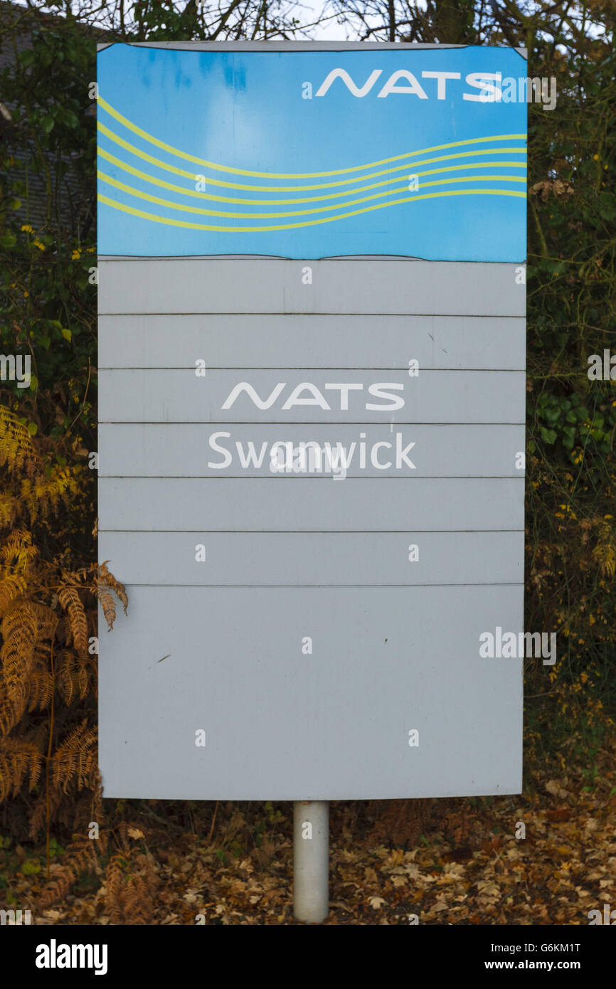 Ein Schild am Eingang des Kontrollzentrums der National Air Traffic Services (Nats) in Swanwick, Hampshire, da Flüge auf Flughäfen in ganz Großbritannien und Irland aufgrund eines technischen Problems in einem Flugsicherungszentrum verspätet und gestrichen wurden. Stockfoto