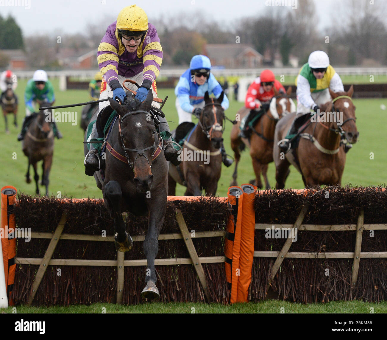 Tantamount und Tom Scudamore (gelbe Kappe) gewinnen beim Becher Chase Day auf der Aintree Racecourse, Liverpool, das You will Love A Bit of Betfred Novices Hurdle Race. Stockfoto