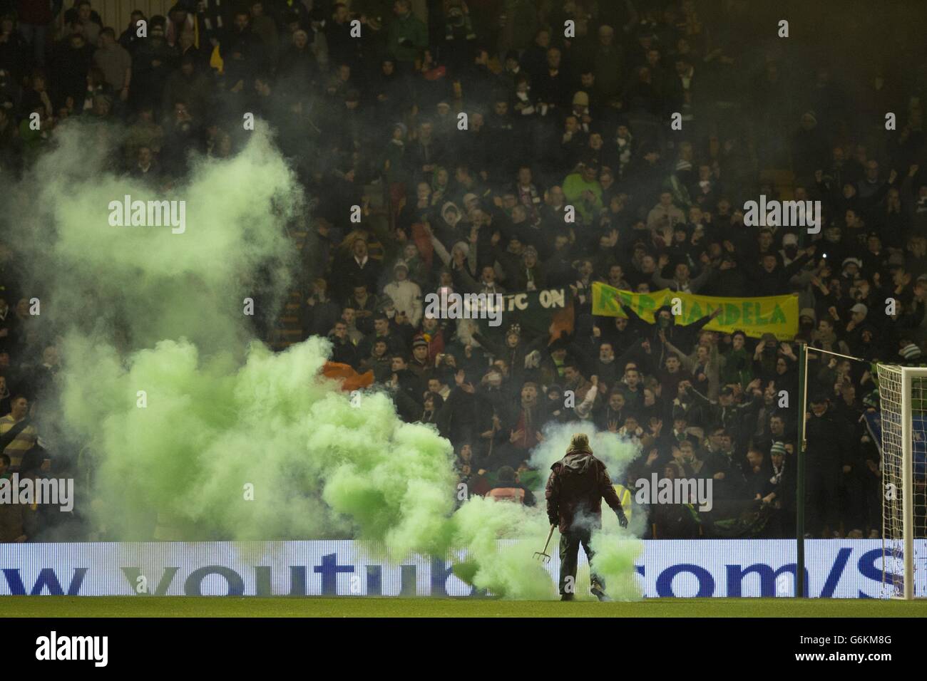 ZUVOR UN-VERÖFFENTLICHTES BILD Celtic Fans werfen vor dem schottischen Premiership-Spiel im Fir Park, Motherwell, Flares auf den Platz. Stockfoto