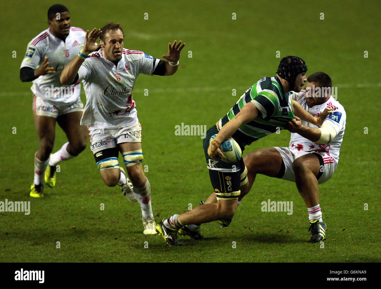 Der Londoner Iren Kieran Low (rechts) und Stade Fracais' Zurabi Zhvania während des Amlin Challenge Cup Spiels im Madejski Stadium, Reading. Stockfoto