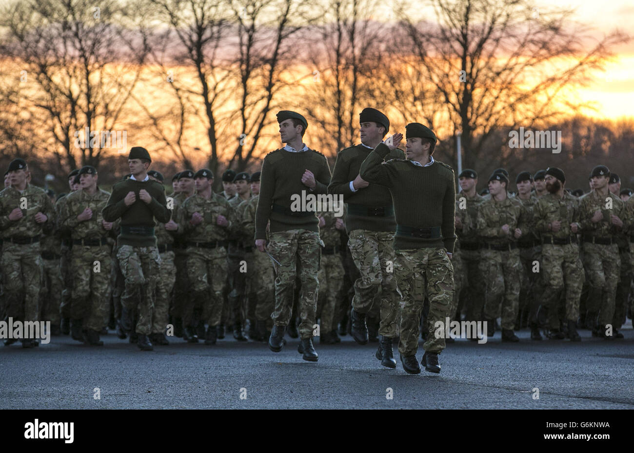 LT Col Tom Bewick (Mitte) begrüßt, als er Soldaten des 4. Bataillons die Gewehre vom Paradeplatz anführt, nachdem sie Medaillen für ihre Rückkehr aus Afghanistan in ihren Kasernen in Bulford, Wiltshire, erhalten hatten. Stockfoto