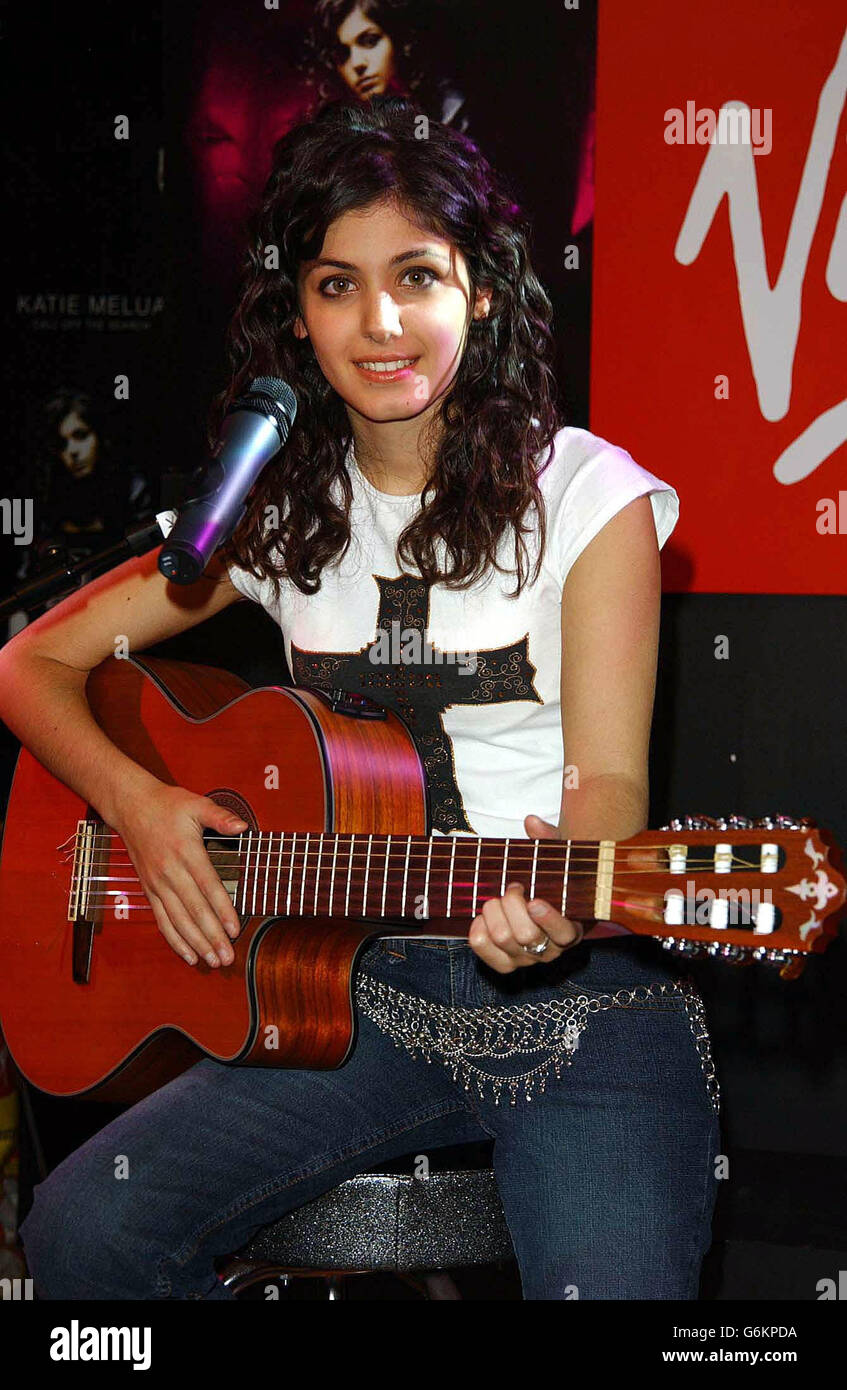 Die Sängerin Katie Melua spielt während eines Gastauftritts im Virgin Megastore in der Oxford Street im Zentrum von London Tracks ihres Debütalbums 'Call Off The Search'. Die 19-jährige Sängerin trat kürzlich auf der Royal Variety Show auf. Stockfoto