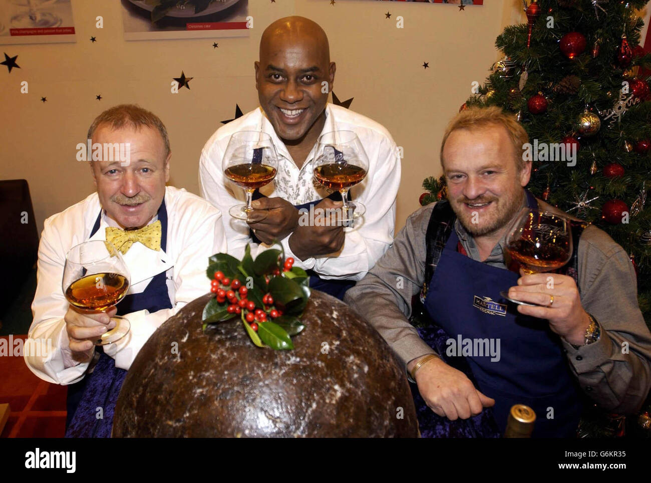Starköche (links-rechts) Anton Edelmann, Ainsley Harriott und Anthony Worrall Thompson mit dem luxuriösesten Weihnachtspudding der Welt, der 8000 kostet, beim Start der BBC Good Food Show im Earl's Court 2 in West London. Stockfoto