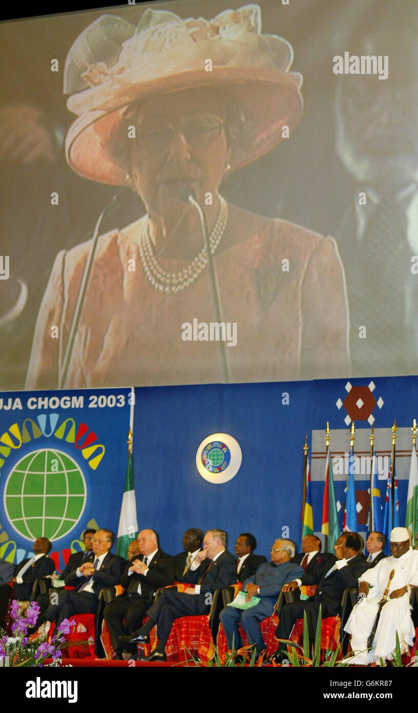 Königin Elisabeth II. Spricht bei der Eröffnungssitzung des Commonwealth Summit in Abuja, Nigeria, an die Staatschefs. Uneinigkeit über die Wiedereinstellung Simbabwes drohte, reiche westliche und arme afrikanische Länder zu Spalten, als ein Commonwealth-Gipfel mit 52 Nationen eröffnet wurde "ohne ein 53. Mitglied, das Simbabwe von Robert Mugabe. Siehe PA Story POLITIK Commonwealth. Stockfoto