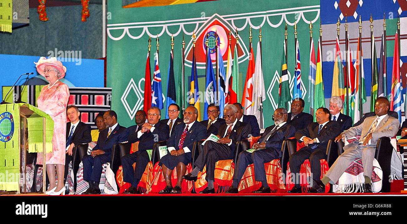 Königin Elisabeth II. Spricht bei der Eröffnungssitzung des Commonwealth Summit in Abuja, Nigeria, an die Staatschefs. Uneinigkeit über die Wiedereinstellung Simbabwes drohte, reiche westliche und arme afrikanische Länder zu Spalten, als ein Commonwealth-Gipfel mit 52 Nationen eröffnet wurde "ohne ein 53. Mitglied, das Simbabwe von Robert Mugabe. Stockfoto