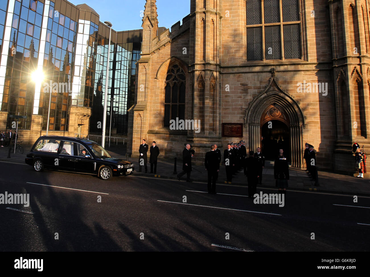 Das Begräbnis von PC Kirsty Nelis, der an Bord des Polizeiheliktopters war, der in den Clutha Pub in der St Andrews Cathedral, Glasgow, stürzte. Stockfoto