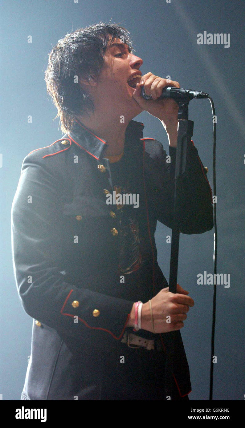 Julian Casablancas Leadsänger der Schlaganfälle treten auf der Bühne im Alexandra Palace in London auf. Stockfoto