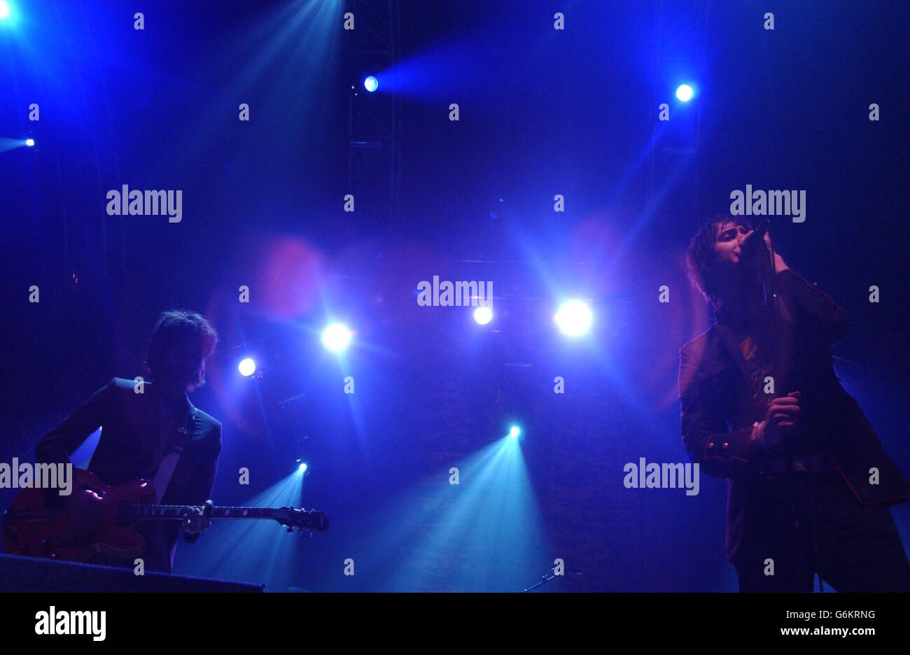 The Strokes Alexandra Palace. Julian Casablancas (R), der Sänger von The Strokes, ist auf der Bühne des Alexandra Palace in London zu sehen. Stockfoto