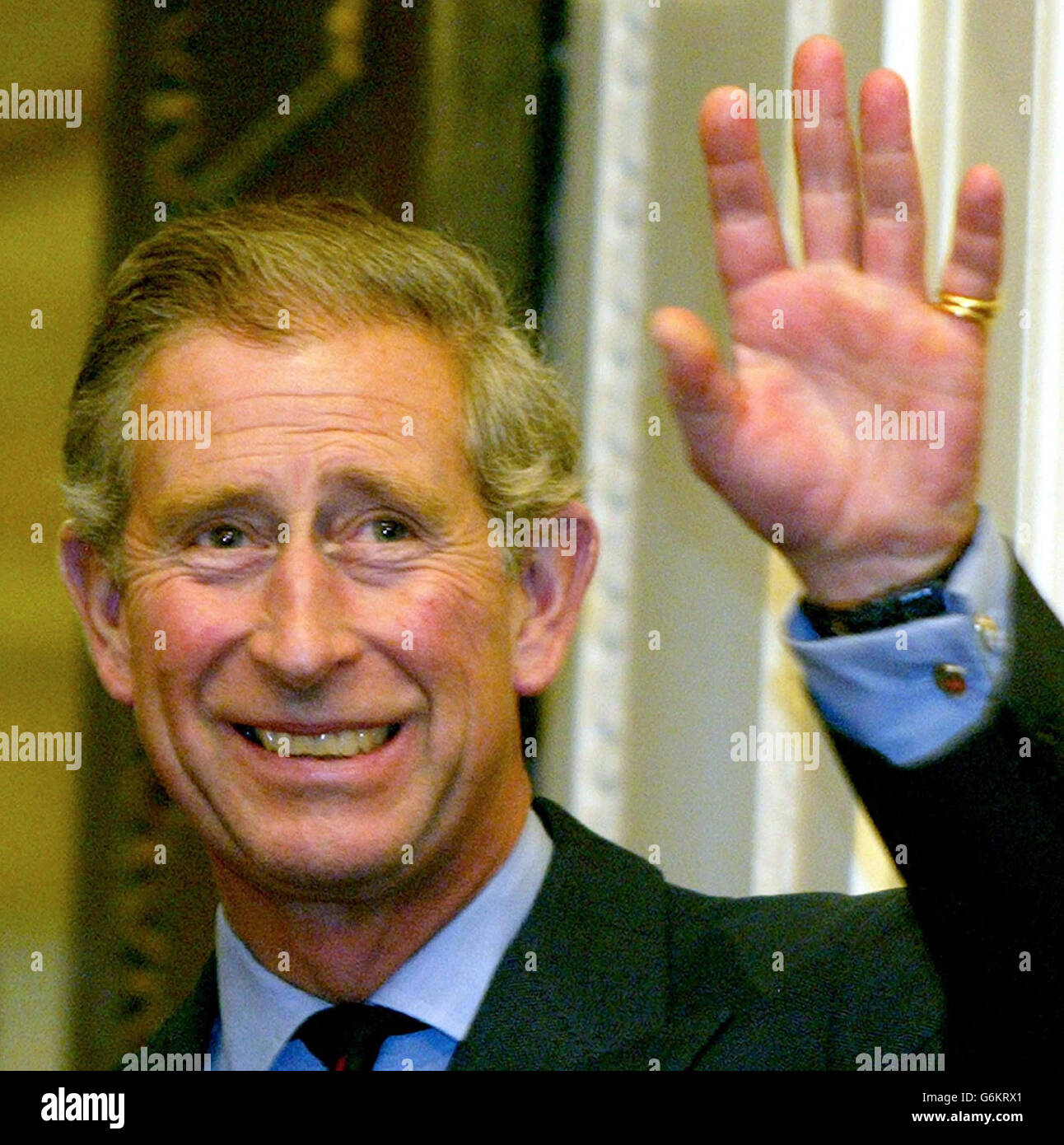 Der Prinz von Wales winkt Besuchern zu, nachdem er „Local Sourcing: Opening the Door for Small Business“ an der Royal Academy of Arts in London gestartet hat. Stockfoto