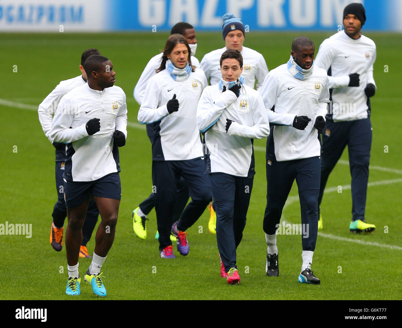 Samir Nasri (Mitte) von Manchester City führt Teamkollegen beim Aufwärmen während einer Trainingseinheit im Etihad Stadium, Manchester, an. Stockfoto