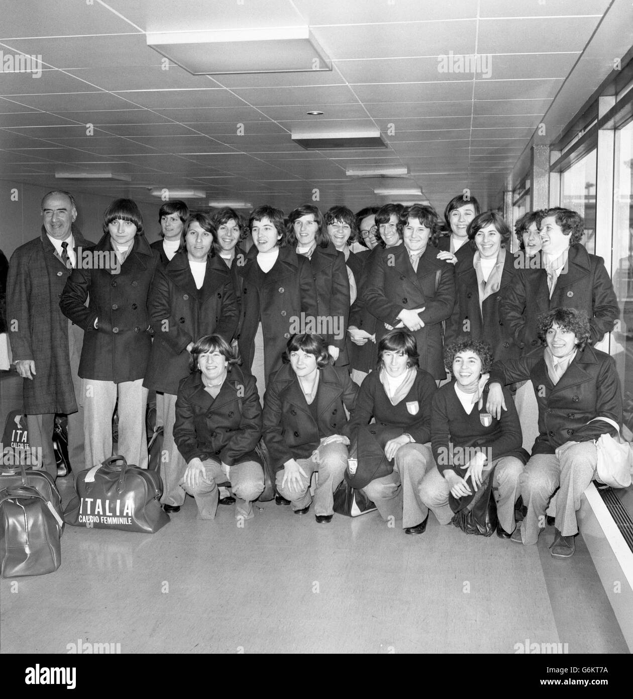 Die italienische Fußballmannschaft der Frauen mit Trainer Amadeo Amadei am Flughafen Heathrow, nachdem sie von Rom aus angeflogen war. Sie sollen in Wimbledon Englands Frauen spielen. Stockfoto