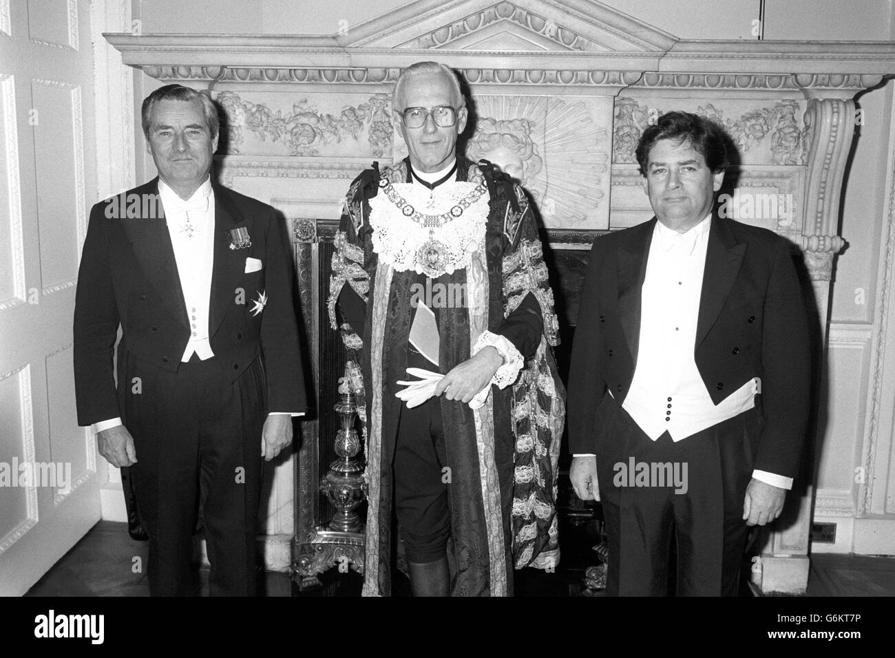 Der Oberbürgermeister von London, Sir David Rowe-Ham (Mitte), mit dem Schatzkanzler Nigel Lawson (rechts) und dem Gouverneur der Bank of England Robin Leigh-Pemberton. Sie waren im Mansion House in London für das Bankett des Oberbürgermeisters für Bankiers und Händler. Stockfoto