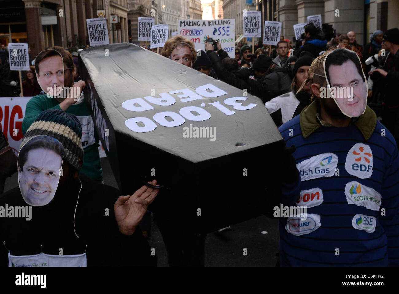Demonstranten tragen einen Sarg, um die Zahl der Todesfälle im Zusammenhang mit dem kalten Wetter hervorzuheben, während sie in der City of London gegen die Sparmaßnahmen der Regierung demonstrieren und zum Hauptsitz des Energieunternehmens npower marschieren, wo sie gegen ihre jüngsten Preissteigerungen protestierten. Stockfoto