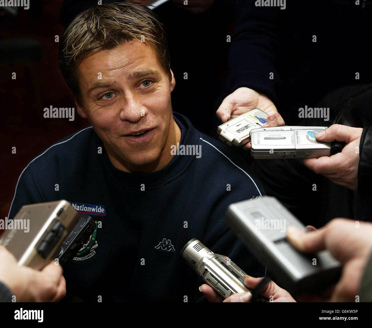 Der linke Rücken von Wales, Darren Barnard, spricht mit den Medien während einer Pressekonferenz im Vale Hotel, Cardiff, vor der zweiten Etappe des EM-2004-Play-off-Spiels gegen Russland am Mittwoch in Cardiff. ** Stockfoto