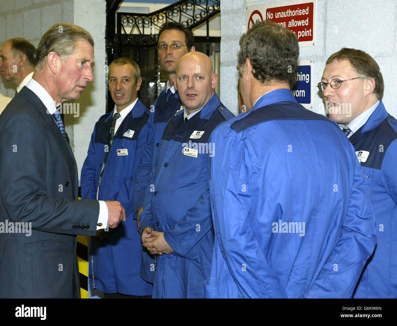 Der Prinz von Wales spricht mit Gefängnismitarbeitern während seines Besuchs im HM Gefängnis Wymott in Lancashire. Stockfoto