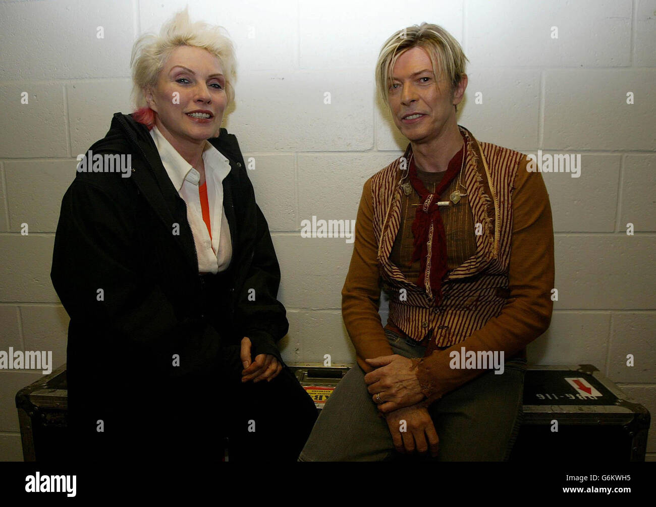 Sänger Debbie Harry mit David Bowie vor seinem Konzert im Rahmen der Reality Tour in der Manchester Evening News Arena in Manchester. Stockfoto