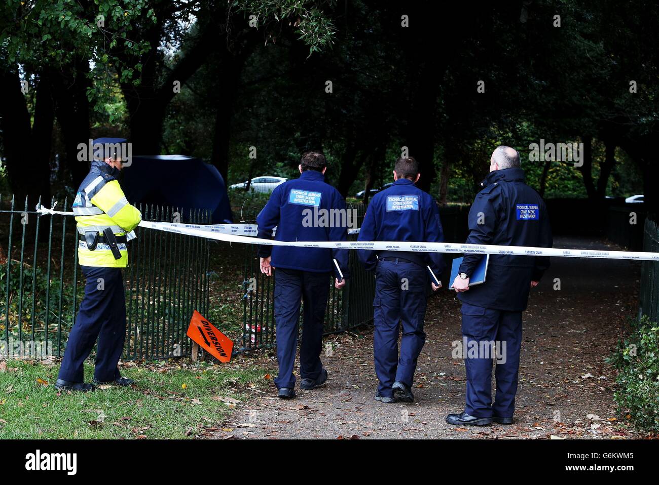 Mitglieder des Technischen Büros für Ermittlungen am Tatort am Tatort im Phoenix Park in Dublin, wo die Leiche eines Mannes gefunden wurde. Stockfoto