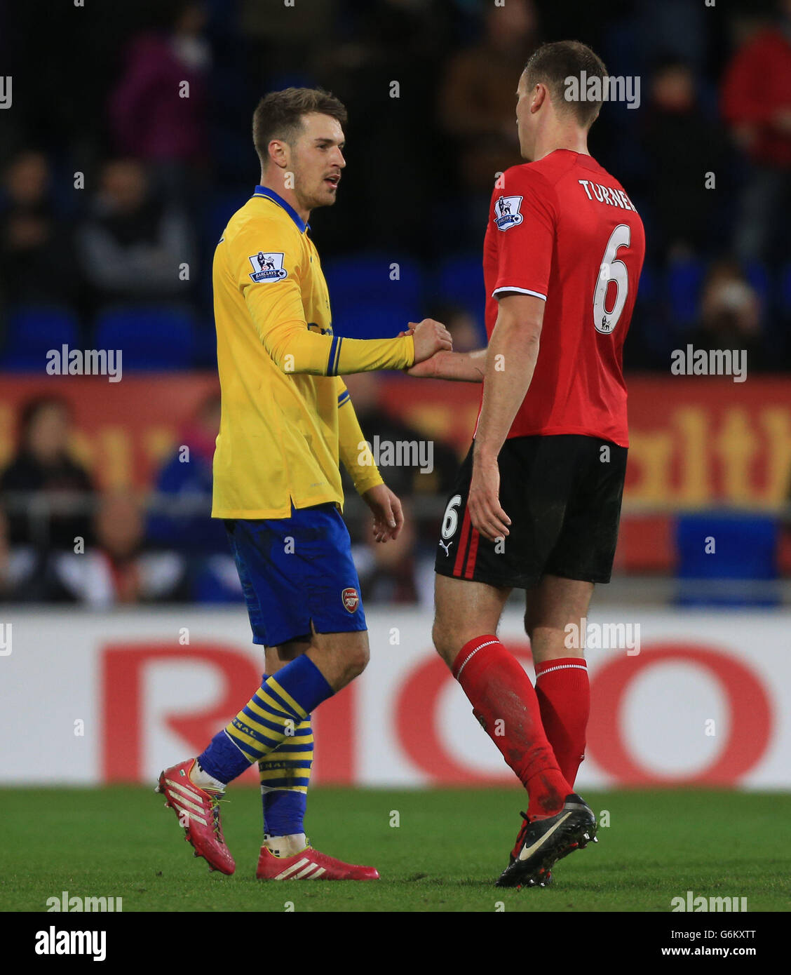 Fußball - Barclays Premier League - Cardiff City / Arsenal - Cardiff City Stadium. Aaron Ramsey von Arsenal schüttelt sich nach dem Spiel der Barclays Premier League im Cardiff City Stadium, Cardiff, die Hände gegen Ben Turner von Cardiff City. Stockfoto