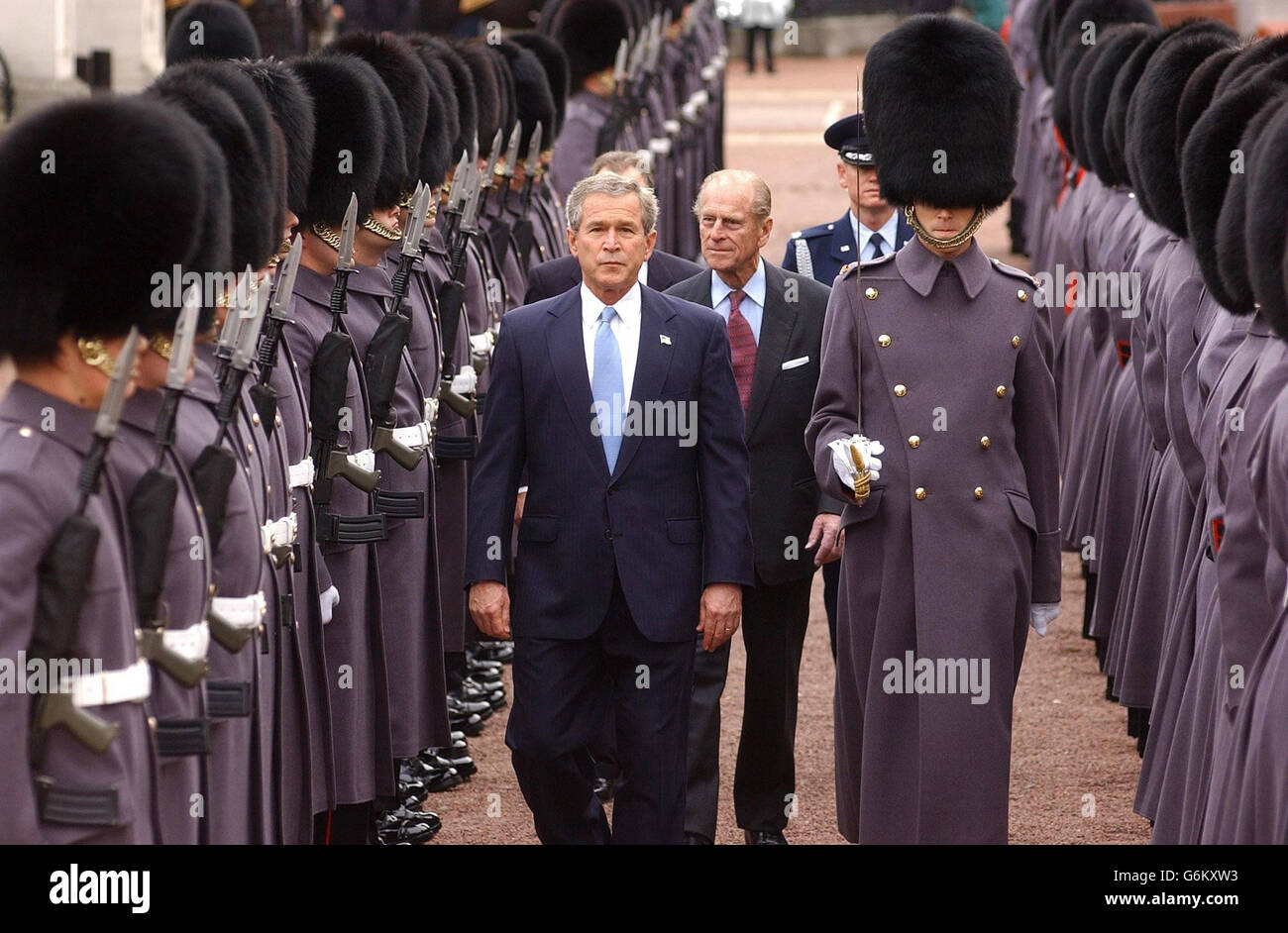 US-Präsident George Bush (Front) spaziert mit dem Herzog von Edinburgh (Centre) während einer Inspektion der Ehrengarde der 1. Milliarde Grenadier Guards zur offiziellen Zeremonie des amerikanischen Staates im Buckingham Palace. Der traditionelle britische Prunk und die Zeremonie, einschließlich eines 41-Kanonen-Salutes, wurden zum Beginn des historischen Staatsbesuchs gelegt. Der Präsident und Frau Bush übernachteten im Palast vor der offiziellen Begrüßungszeremonie. Stockfoto