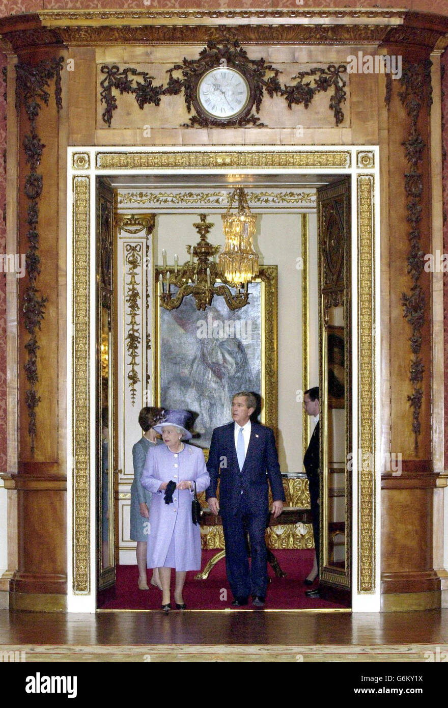 Königin Elizabeth II. Begleitet den amerikanischen Präsidenten George Bush beim Betreten der Queen's Gallery am Buckingham Palace zu Beginn des Staatsbesuchs des Präsidenten in Großbritannien. Später hielt Bush eine Rede in der Bankettsaal in Whitehall und besuchte die US-Botschaft. Stockfoto