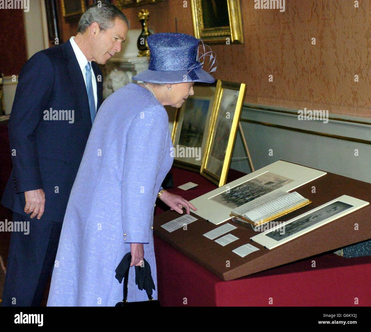 Queen Elizabeth II und US-Präsident George Bush betrachten ein Gemälde, das Buffalo Bills Wild West Show zeigt, das für Queen Victoria in Windsor aufgeführt wurde, während einer Tour durch die Queen's Gallery im Buckingham Palace, zu Beginn des Staatsbesuchs des Präsidenten in Großbritannien. Später hielt Bush eine Rede in der Bankettsaal in Whitehall und besuchte die US-Botschaft. Stockfoto