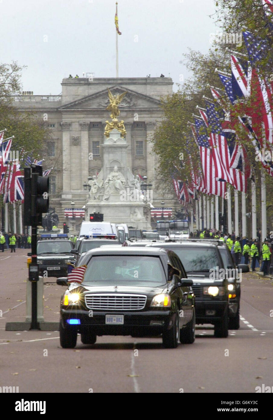 US-Präsident George W. Bush und seine Frau Laura Bush verlassen den Buckingham Palace, inmitten einer strengen Sicherheitslage im Zentrum von London, als Bush in seinem 30-köpfigen Konvoi kurz nach 13:00 Uhr den Palast verließ und die Mall hinunterging. Der US-Präsident machte sich auf den Weg zum Bankettsaal in Whitehall, um seine Grundsatzrede zu halten. Stockfoto