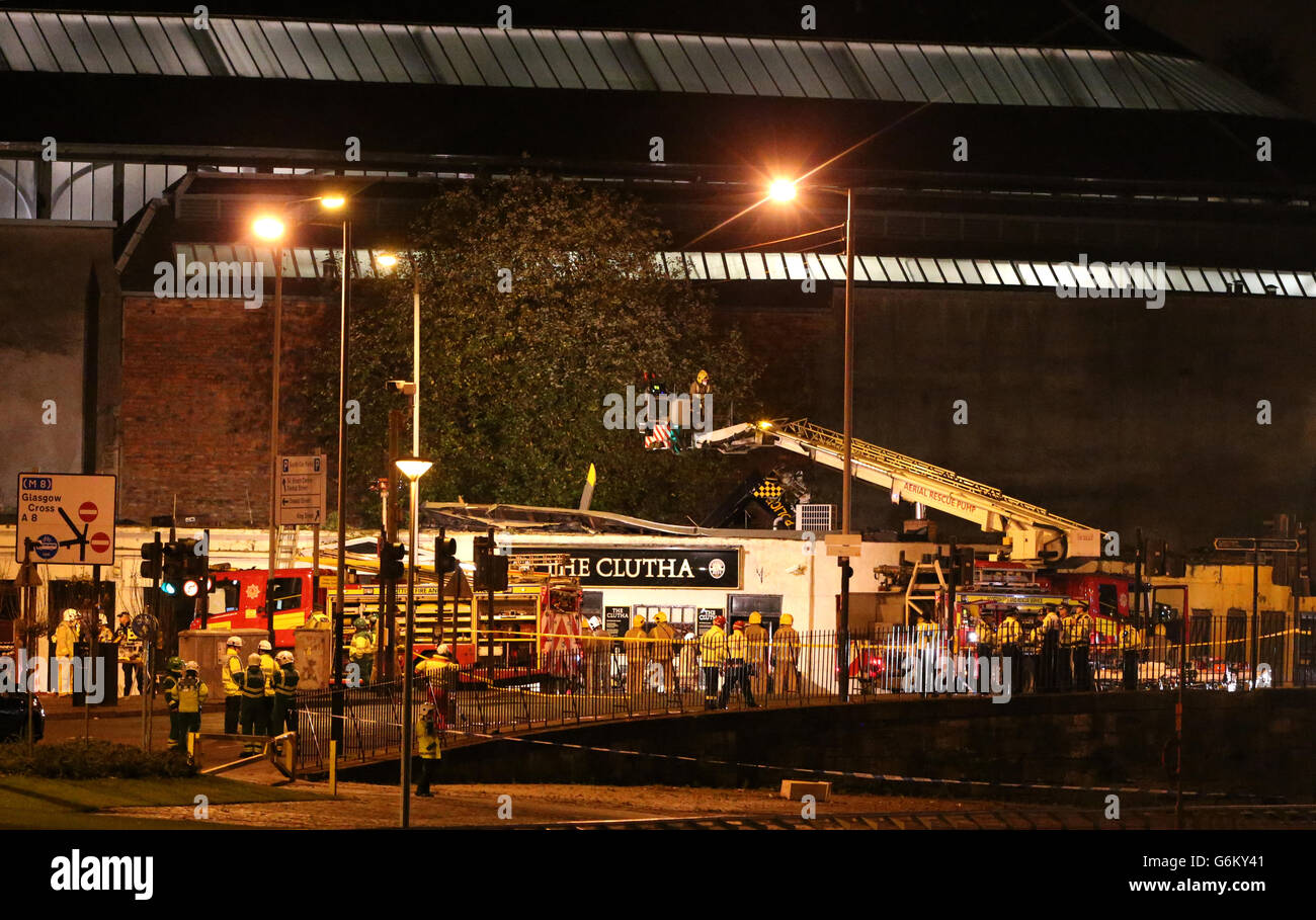 Hubschrauberabsturz in Glasgow. Polizei und schottische Feuerwehr- und Rettungsdienste am Ort eines Hubschrauberabsturzes in der Clutha Bar in Glasgow. Stockfoto