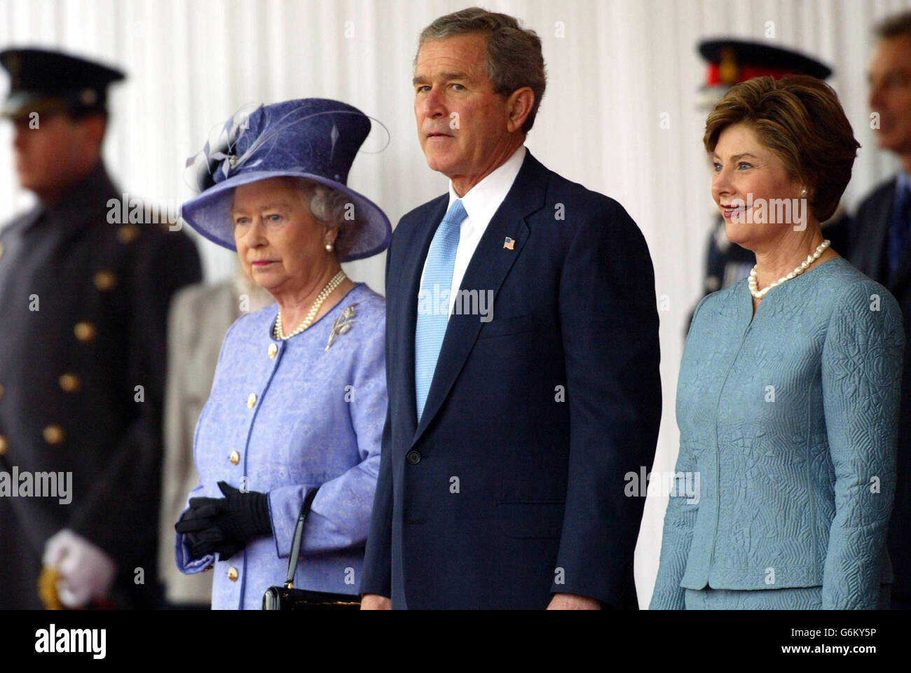 US-Präsident George W. Bush und seine Frau Laura (rechts) werden im Buckingham Palace, London, feierlich bei der britischen Königin Elizabeth II begrüßt. Für den Staatsbesuch von Amerikas Präsident Bush, der als Gast der Queen im Palace wohnt, gibt es in der Hauptstadt eine massive Sicherheitsoperation. Stockfoto