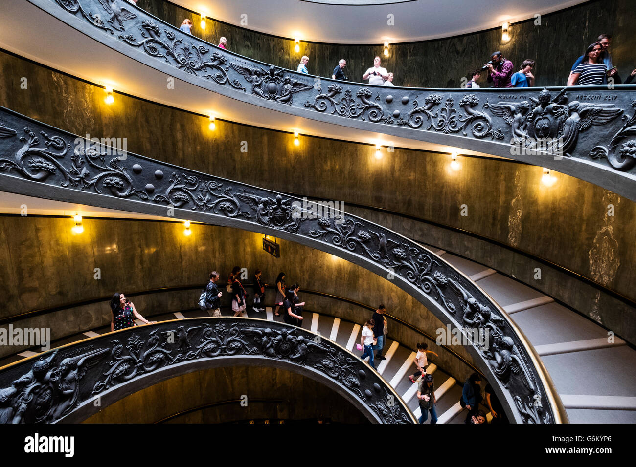 Besucher steigen die berühmte Wendeltreppe in die Vatikanischen Museen in Rom, Italien Stockfoto