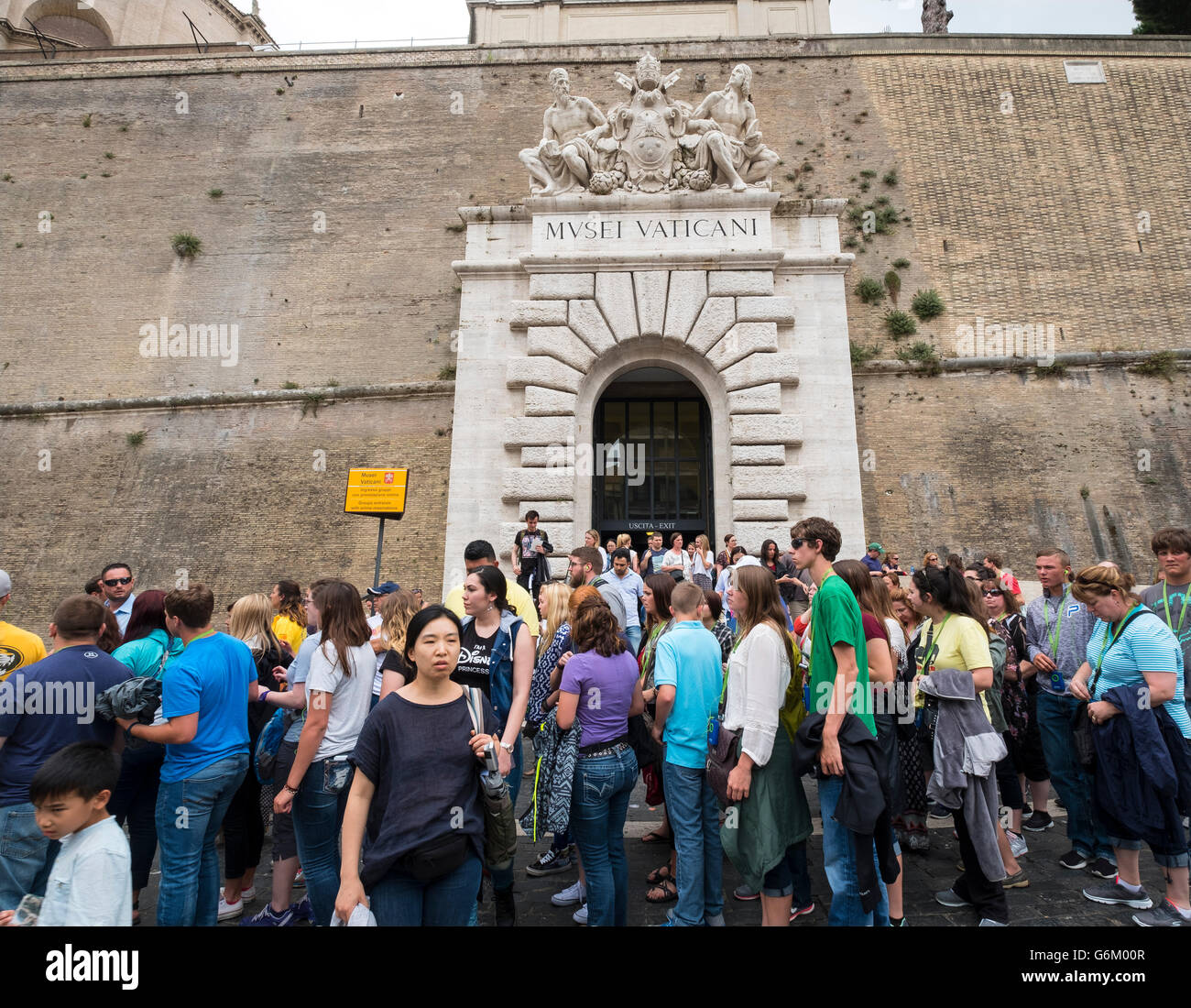 Touristen aus den Vatikanischen Museen in Rom, Italien Stockfoto