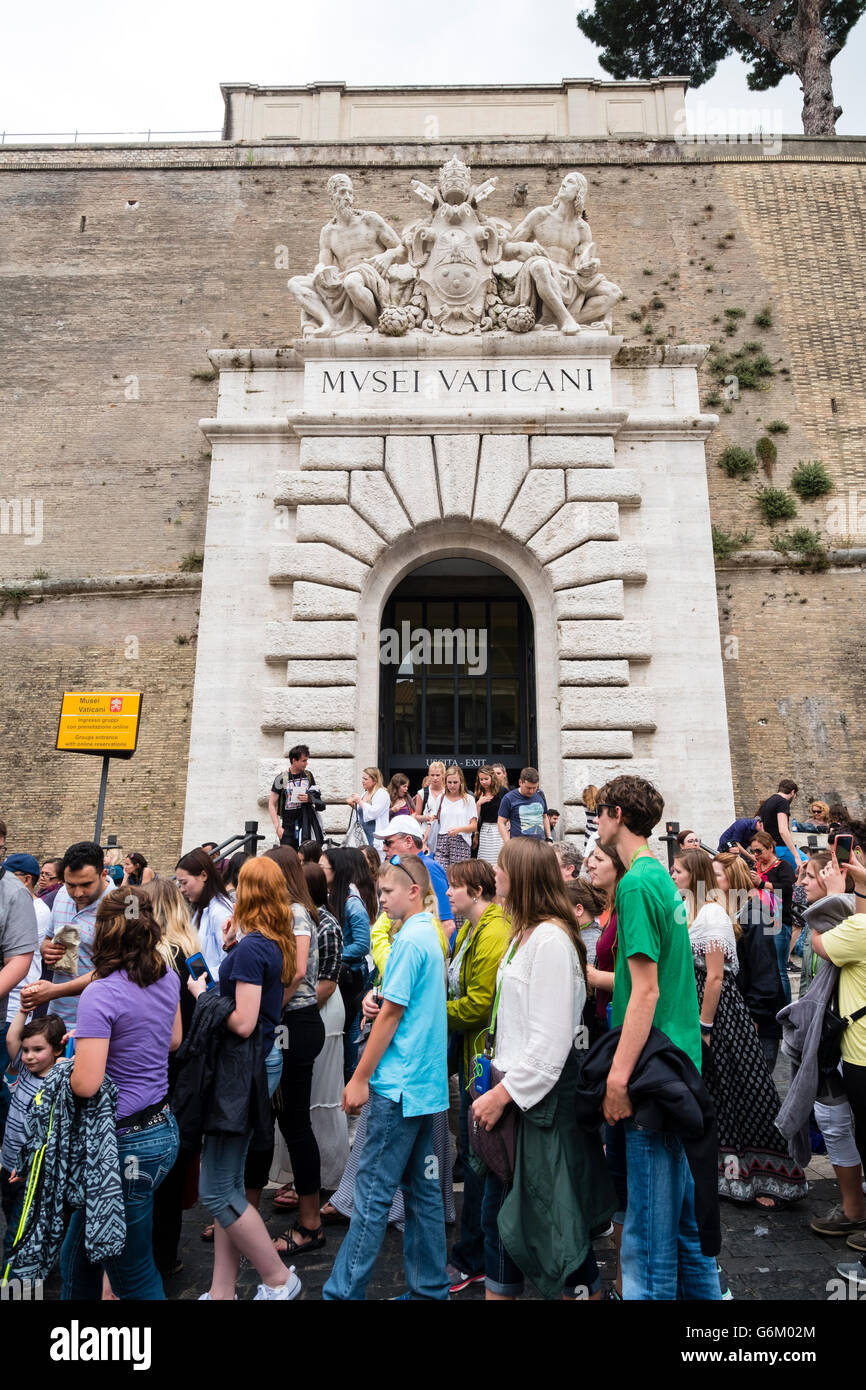 Touristen aus den Vatikanischen Museen in Rom, Italien Stockfoto